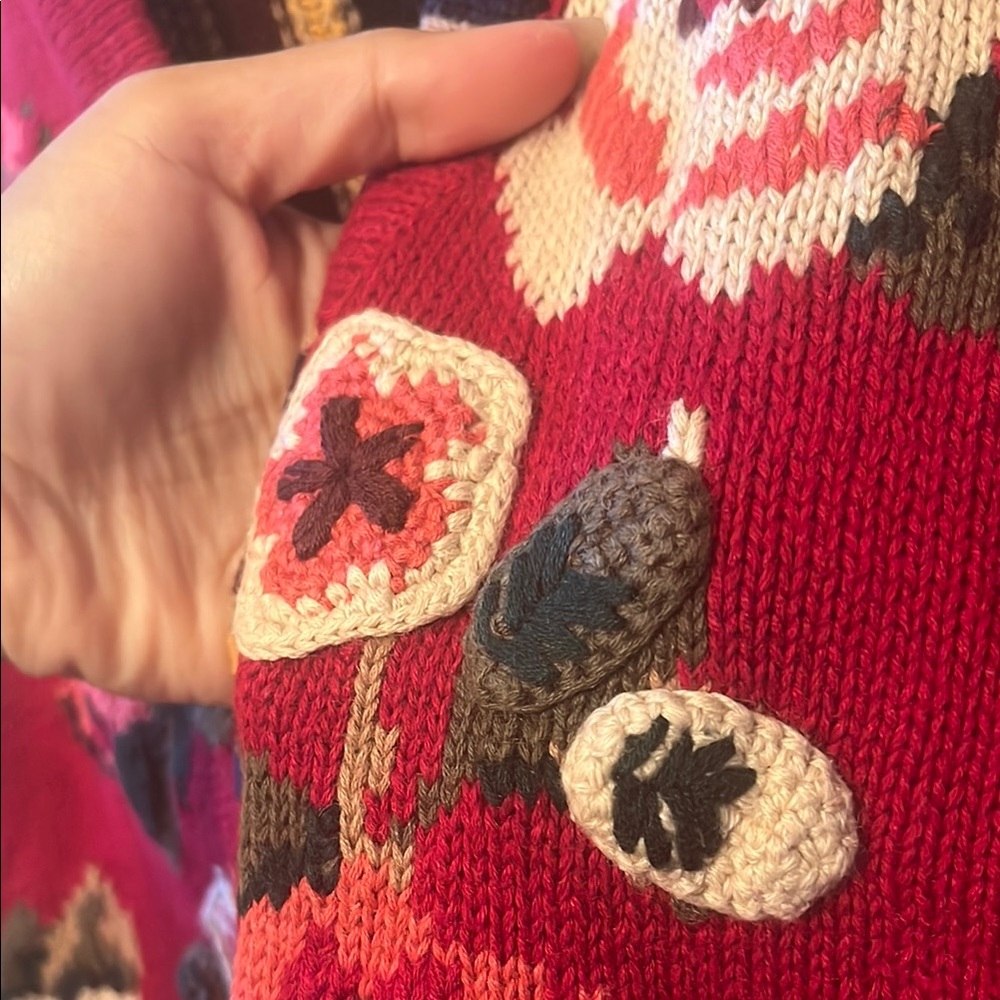 Vintage-Inspired Red Floral Knit Vest - Picture 4 of 4